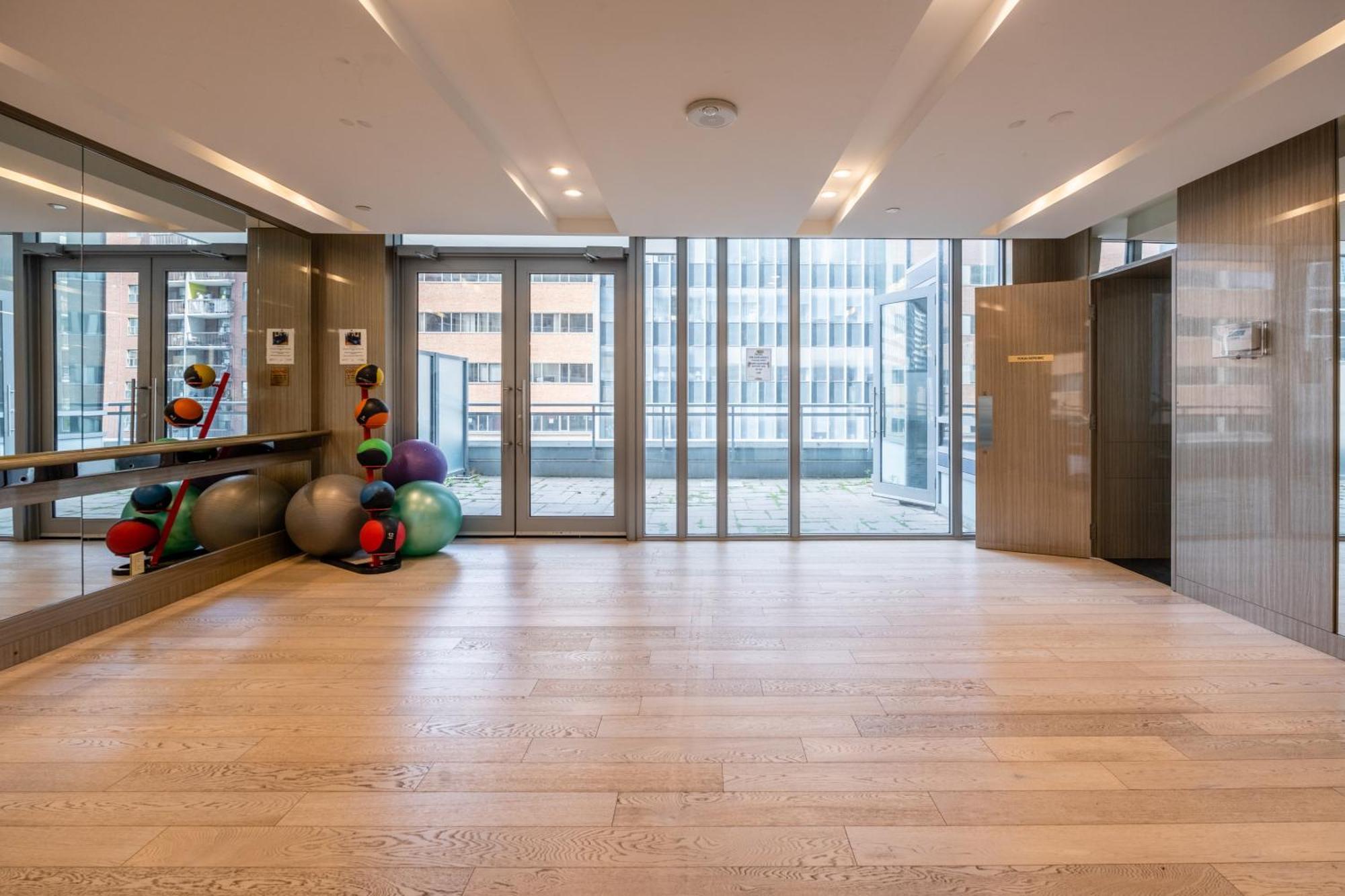 Modern Dunfield Ave Condos By Globalstay Toronto Extérieur photo
